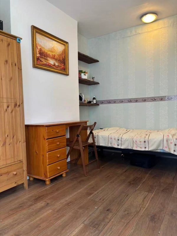 Room Tweed Mouth Road in Greater London