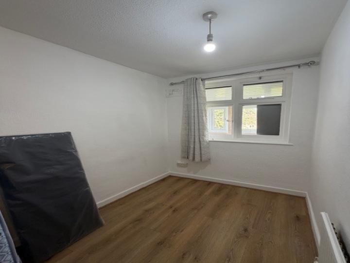 Flat Claybury Road in Greater London