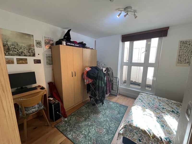 Room High Street in Greater London