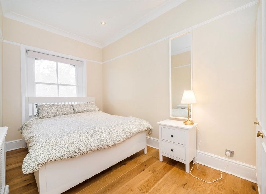 Flat Beaufort Gardens in Greater London