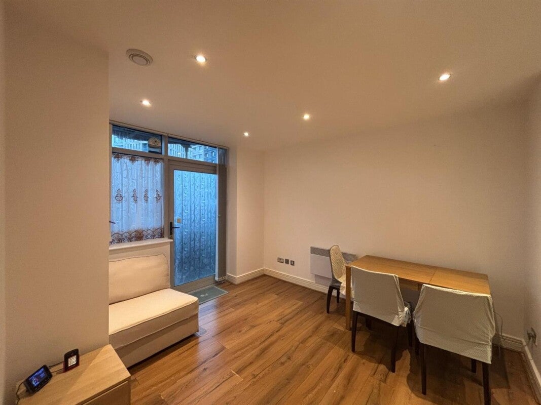 Flat Gerry Raffles Square in Greater London