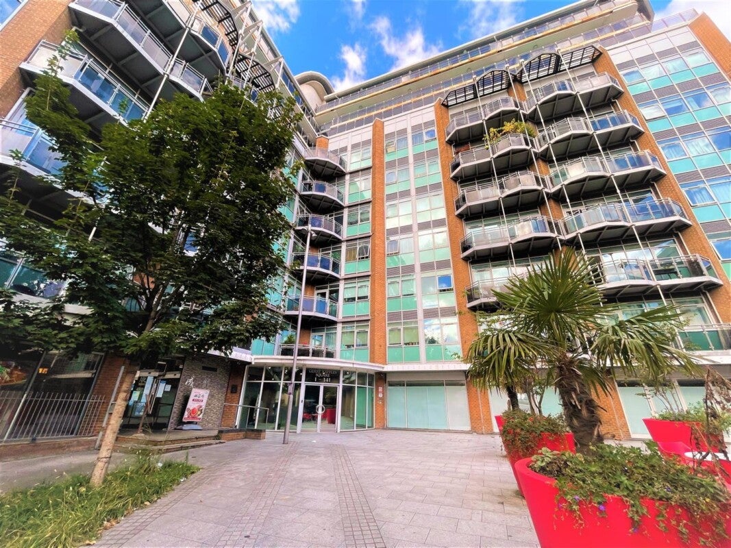 Flat Gerry Raffles Square in Greater London