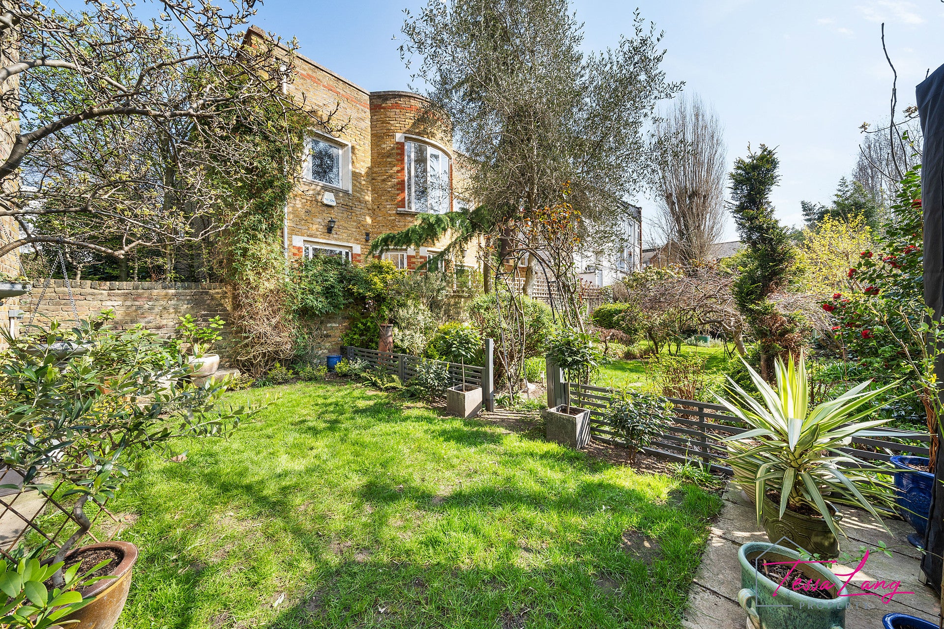 Flat Chalcot Gardens in Greater London