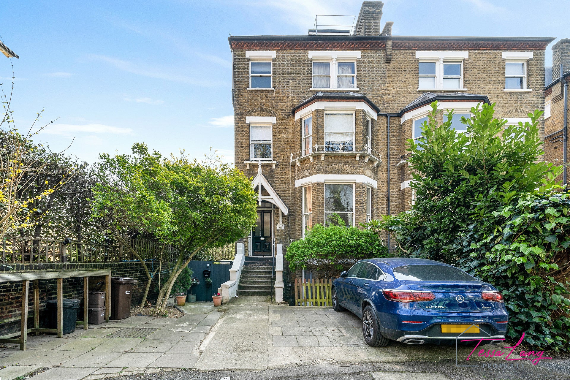 Flat Chalcot Gardens in Greater London
