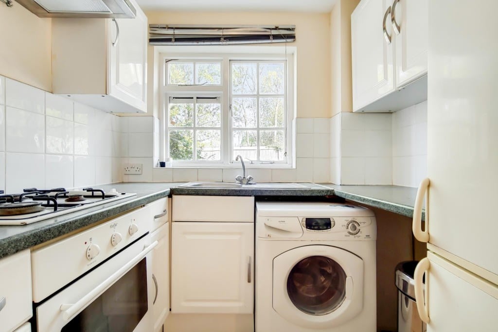 Flat Cedar Gardens in Greater London
