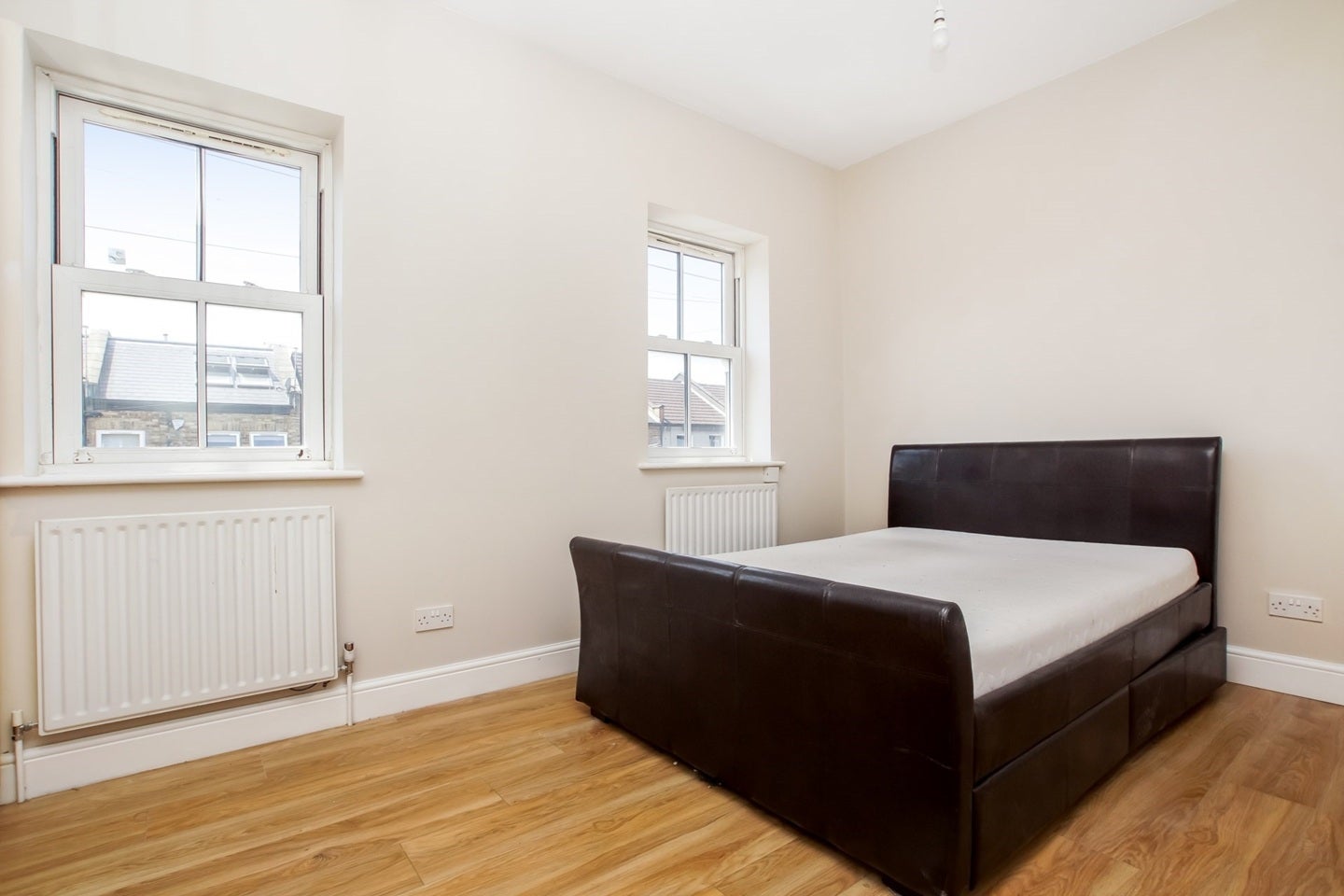 Flat Cedar Gardens in Greater London