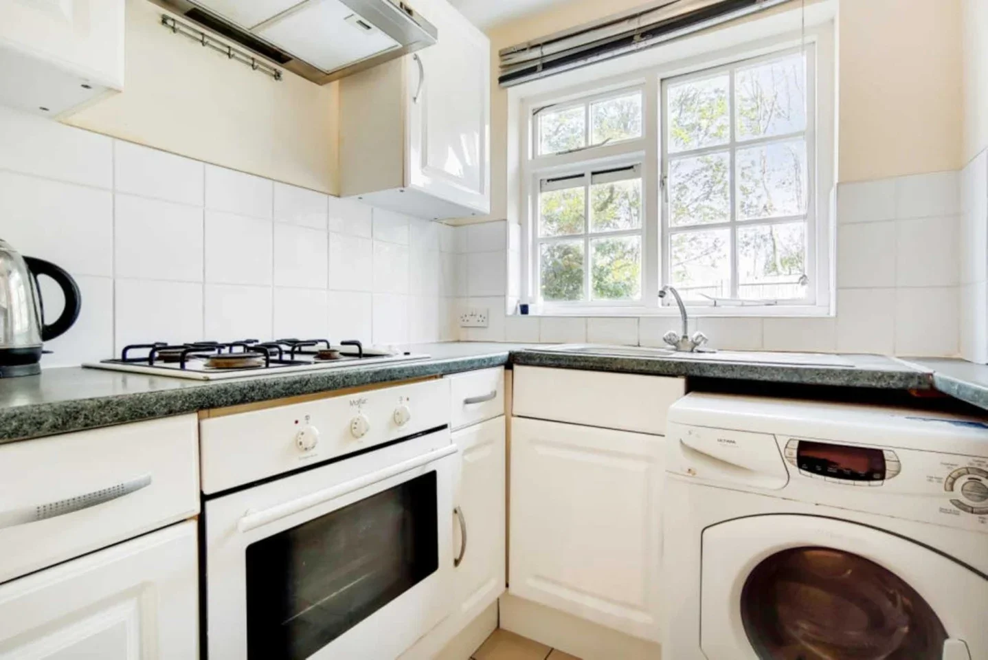 Flat Cedar Gardens in Greater London