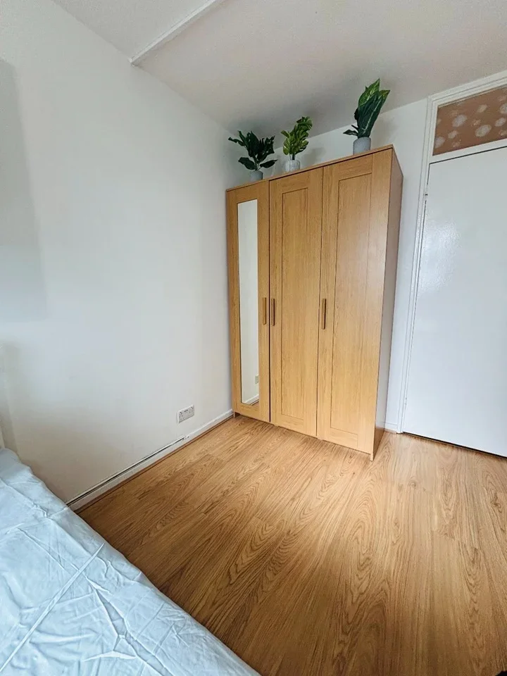 Room Lough Road in Greater London