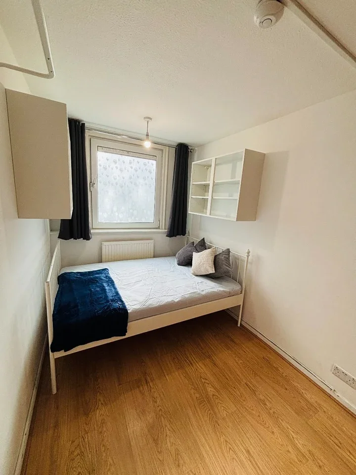 Room Lough Road in Greater London