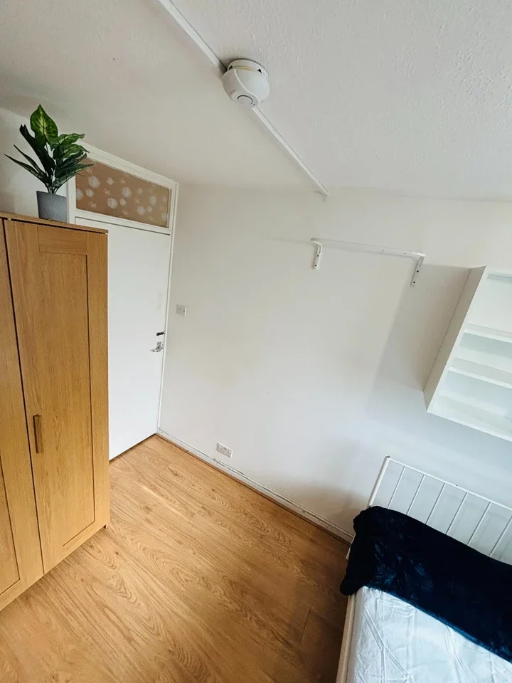 Room Lough Road in Greater London