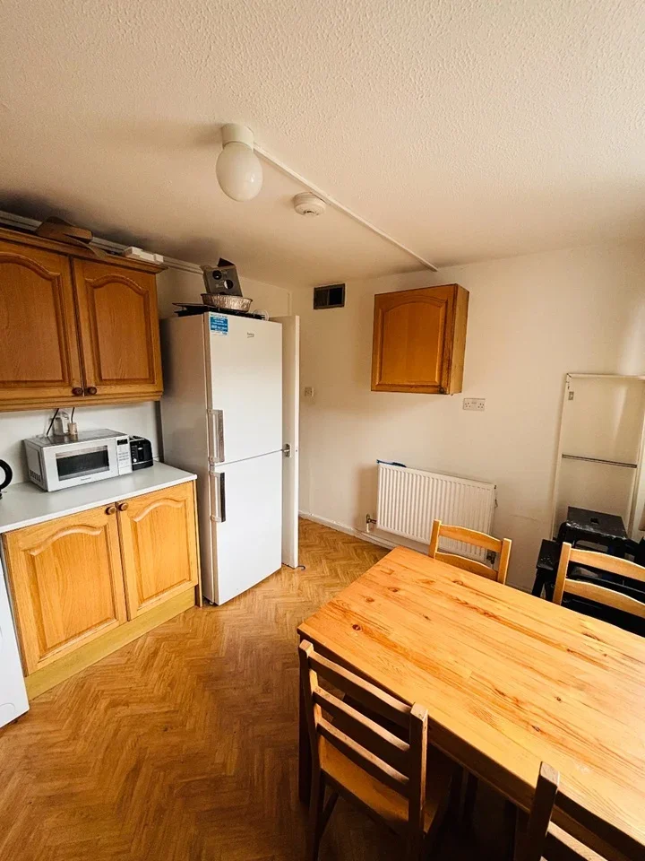 Room Lough Road in Greater London