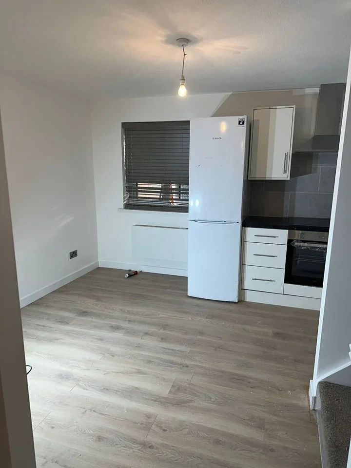 Flat Fenman Gardens in Greater London