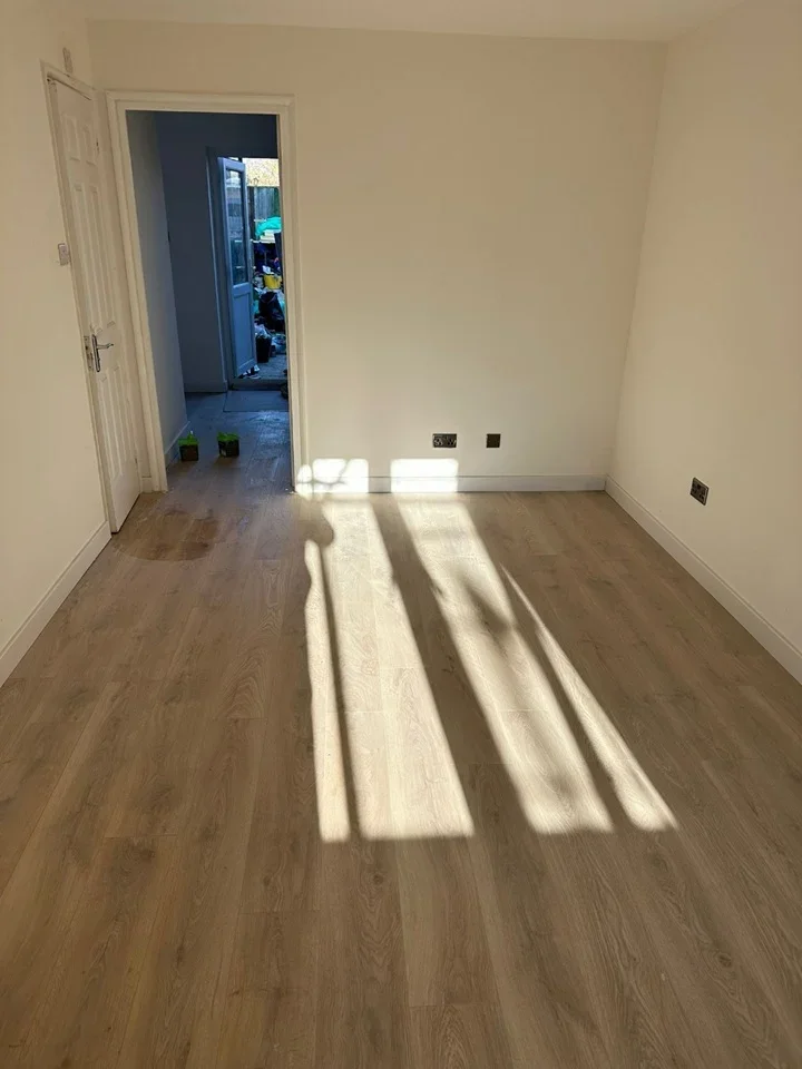 Flat Fenman Gardens in Greater London