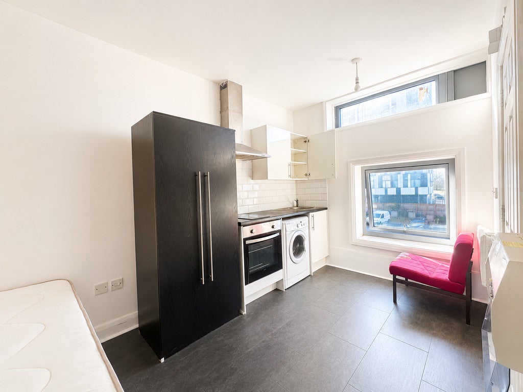 Flat Wakering Road in Greater London