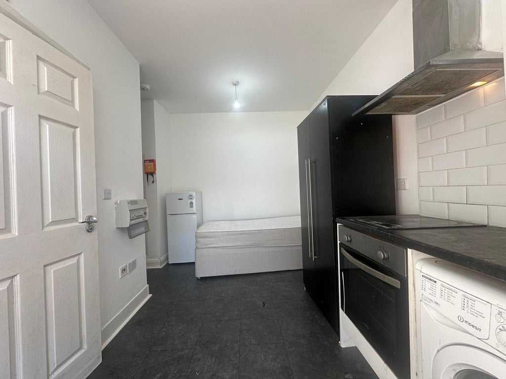 Flat Wakering Road in Greater London