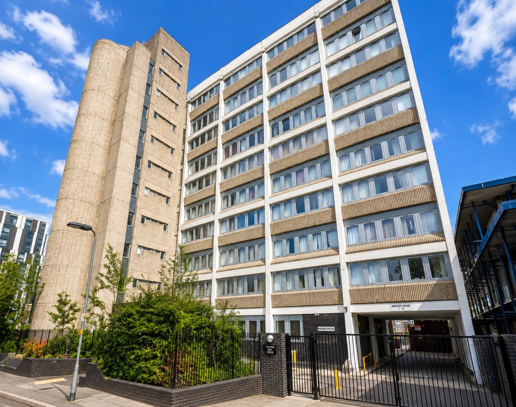 Flat Wakering Road in Greater London