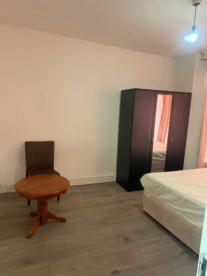Room Holmwood Road in Greater London
