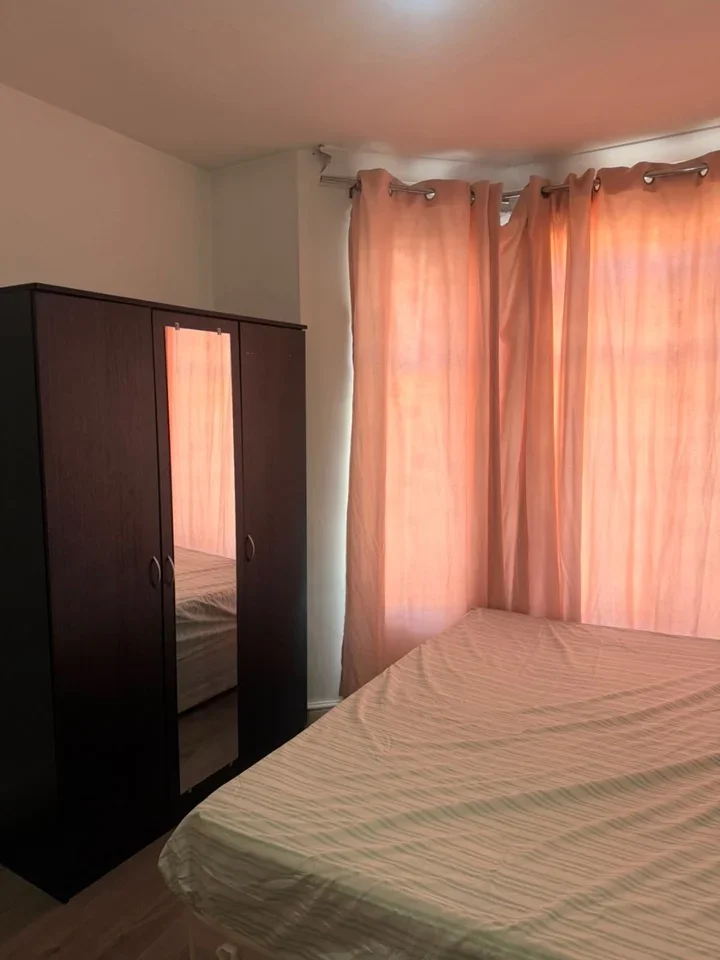 Room Holmwood Road in Greater London