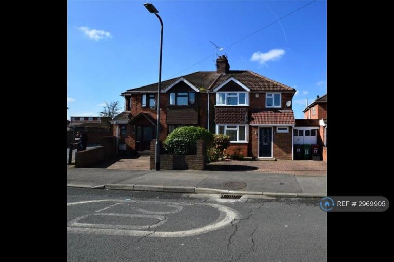 House Northampton Avenue in Slough