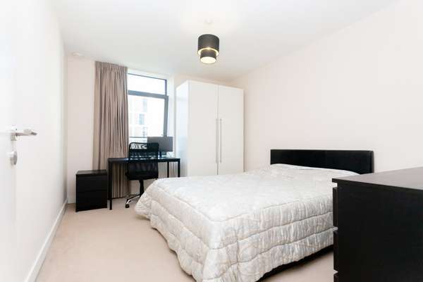Flat Scarlet Close in Greater London