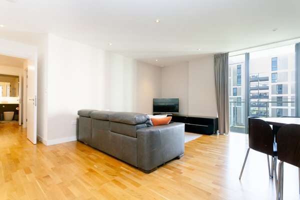 Flat Scarlet Close in Greater London