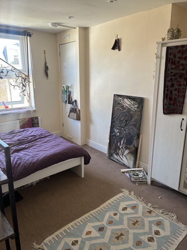 Room Battersea Park Road in Greater London