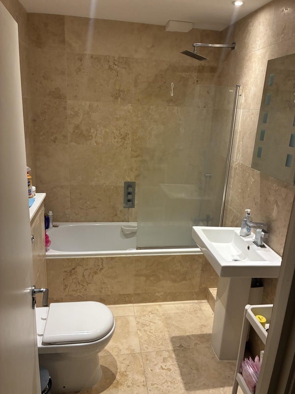 Room Battersea Park Road in Greater London