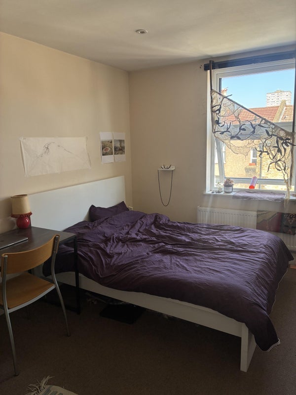Room Battersea Park Road in Greater London