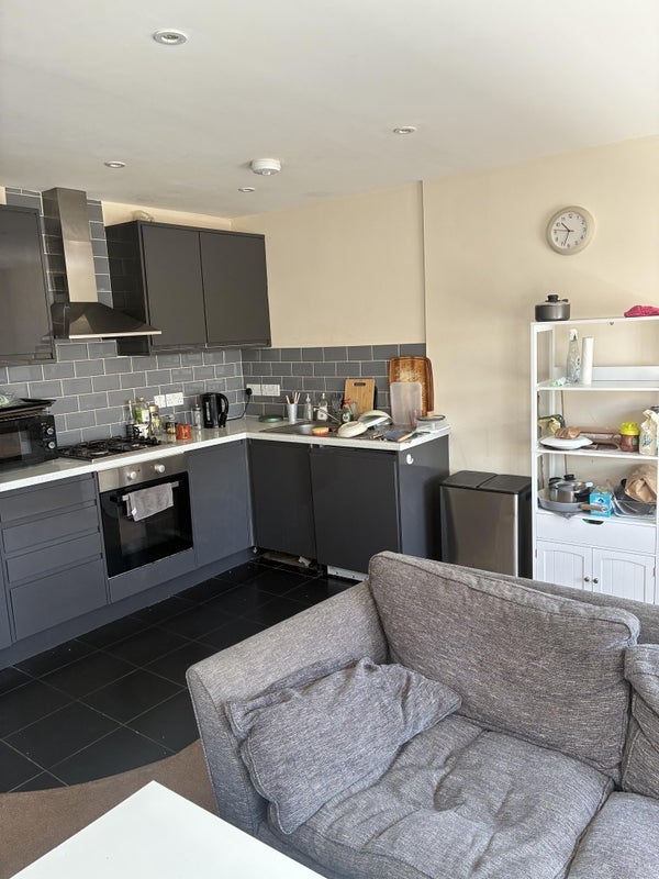 Room Battersea Park Road in Greater London