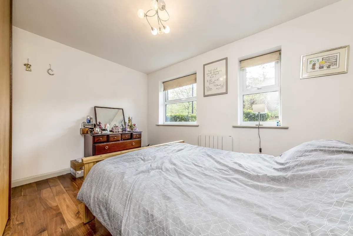 Flat Molyneux Drive in Greater London