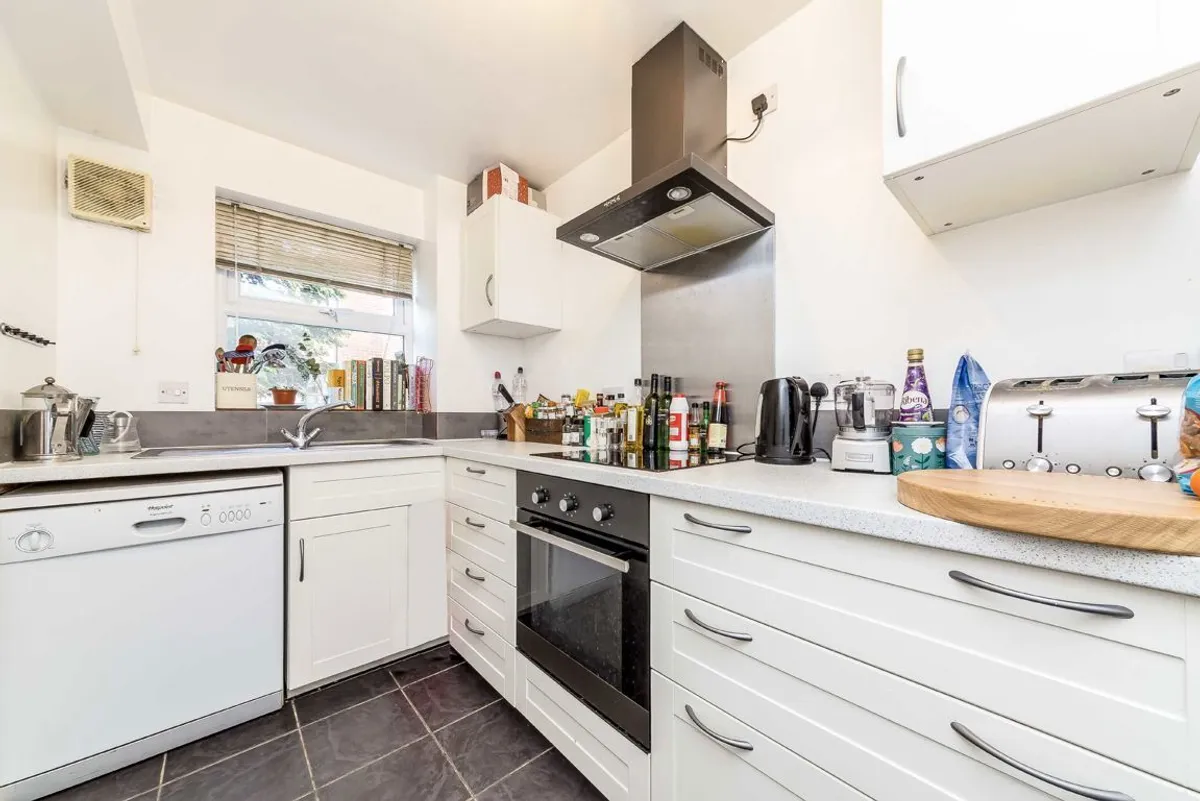 Flat Molyneux Drive in Greater London