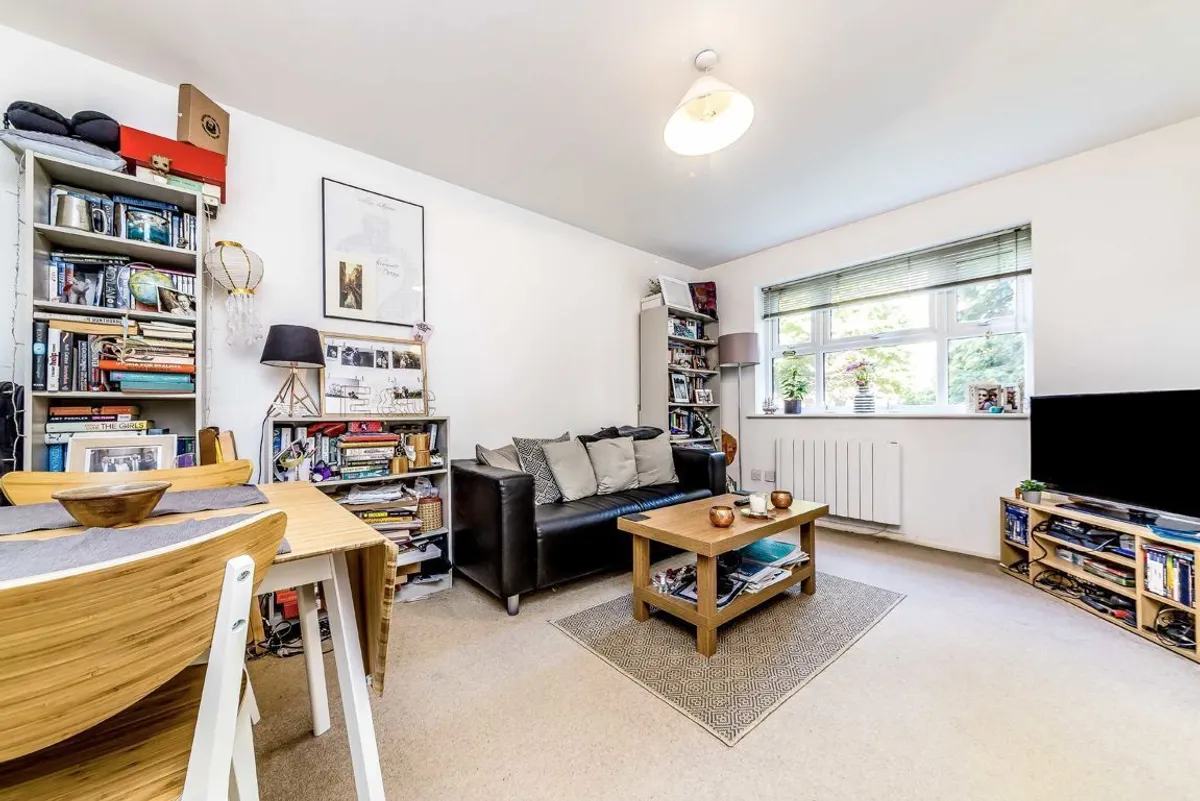 Flat Molyneux Drive in Greater London