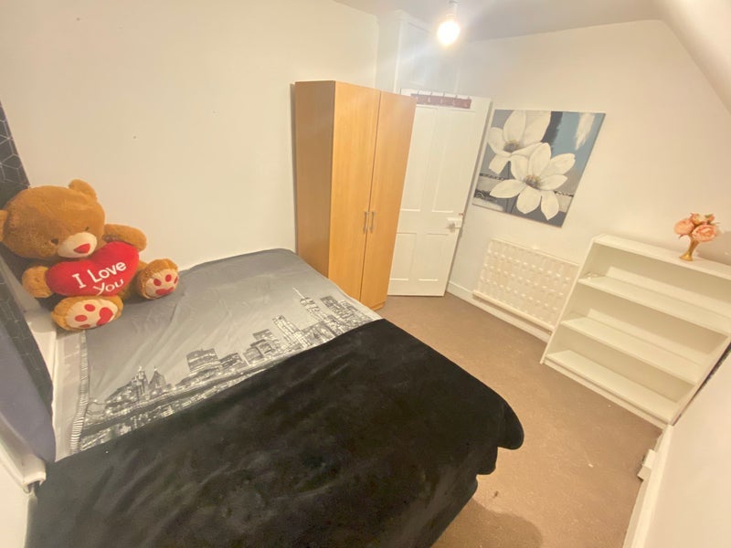 Room Station Road in Greater London