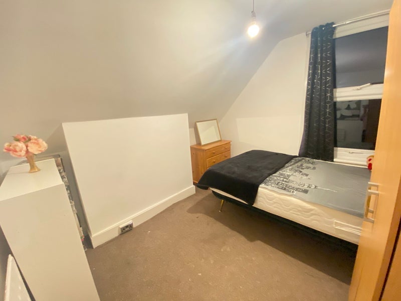 Room Station Road in Greater London