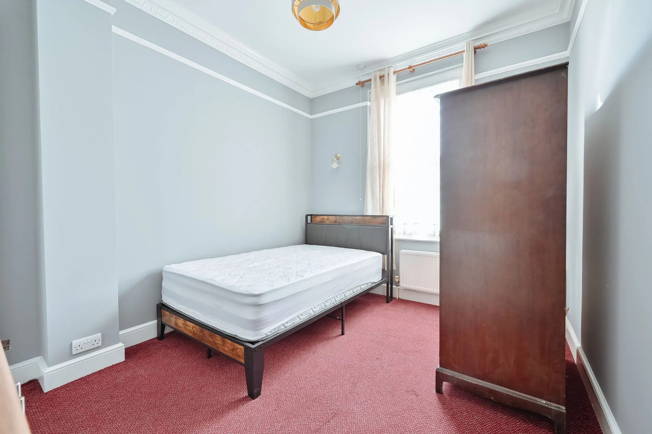 Room Bushey Grove Road in Hertsmere