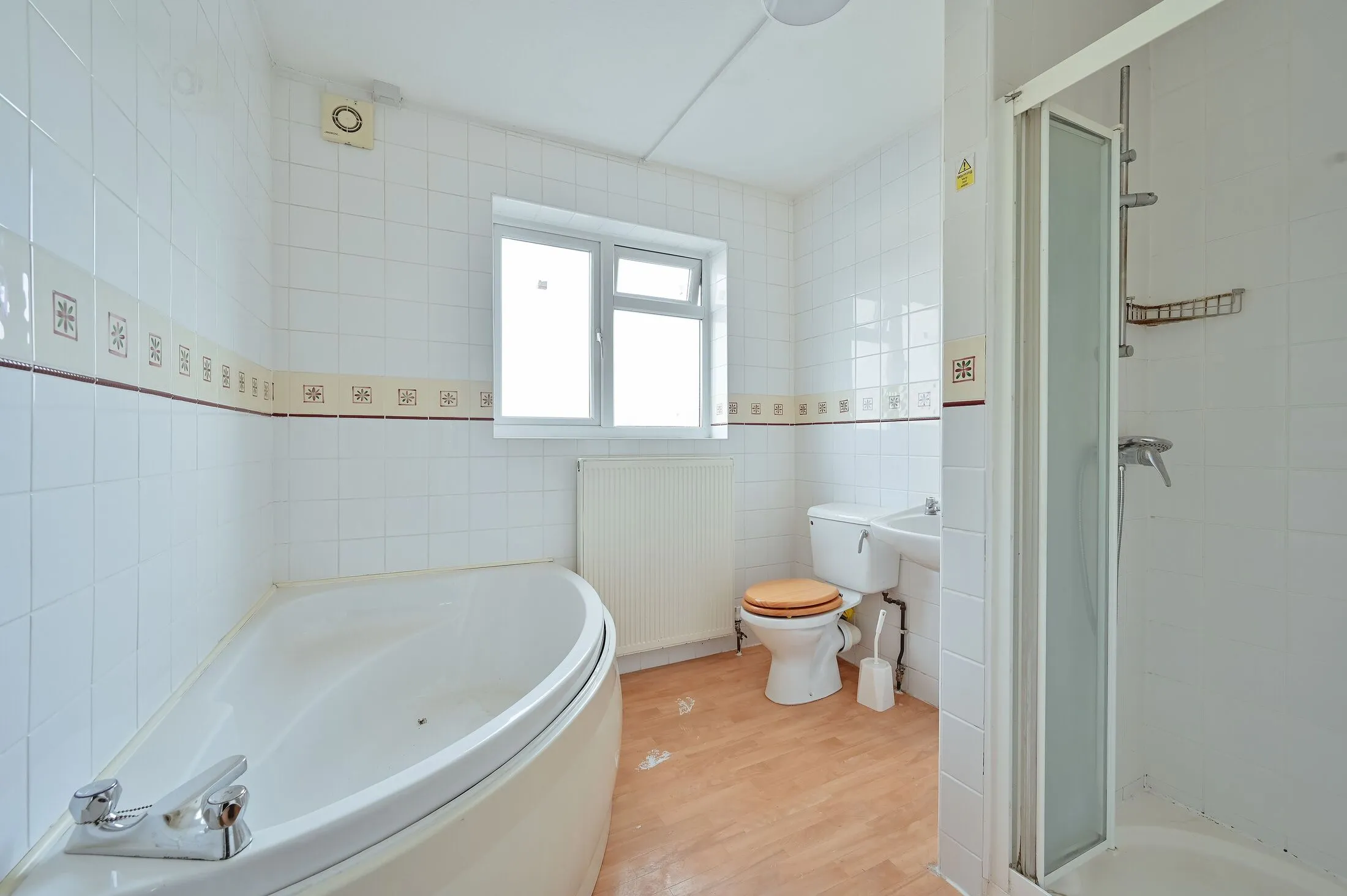 Room Bushey Grove Road in Hertsmere