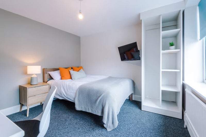 Room Holcombe Road in Manchester