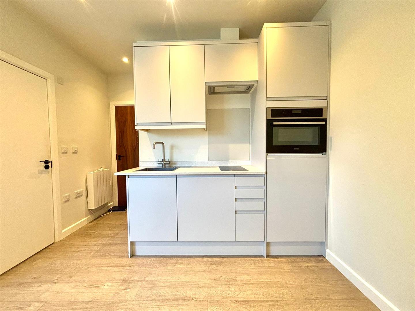 Flat Cowley Road in Greater London
