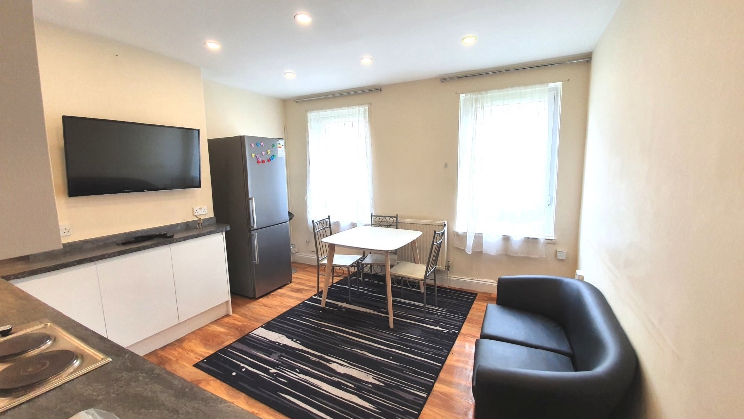 Flat Barnfield Gardens in Greater London