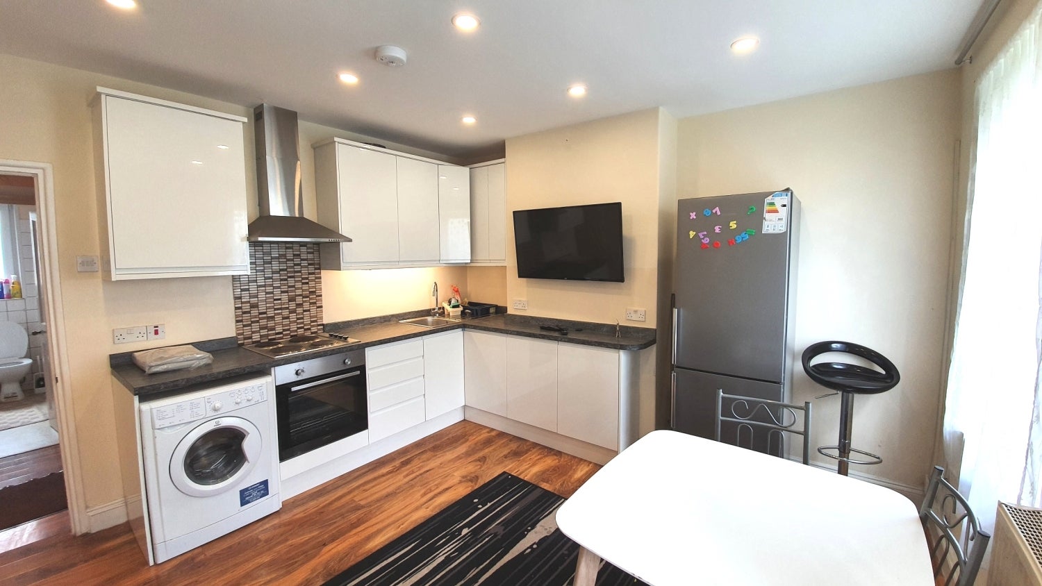 Flat Barnfield Gardens in Greater London