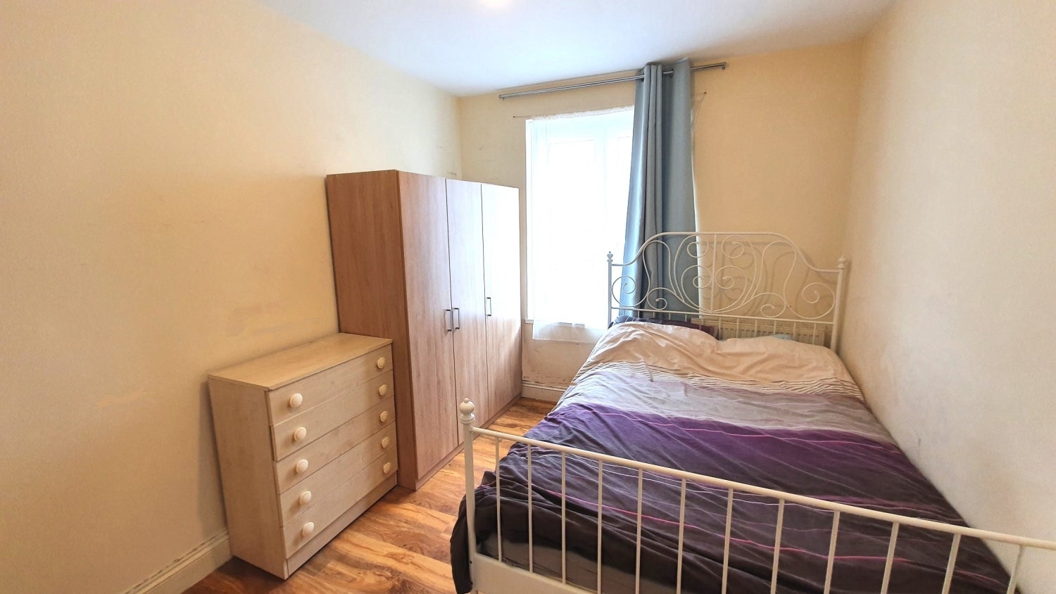 Flat Barnfield Gardens in Greater London