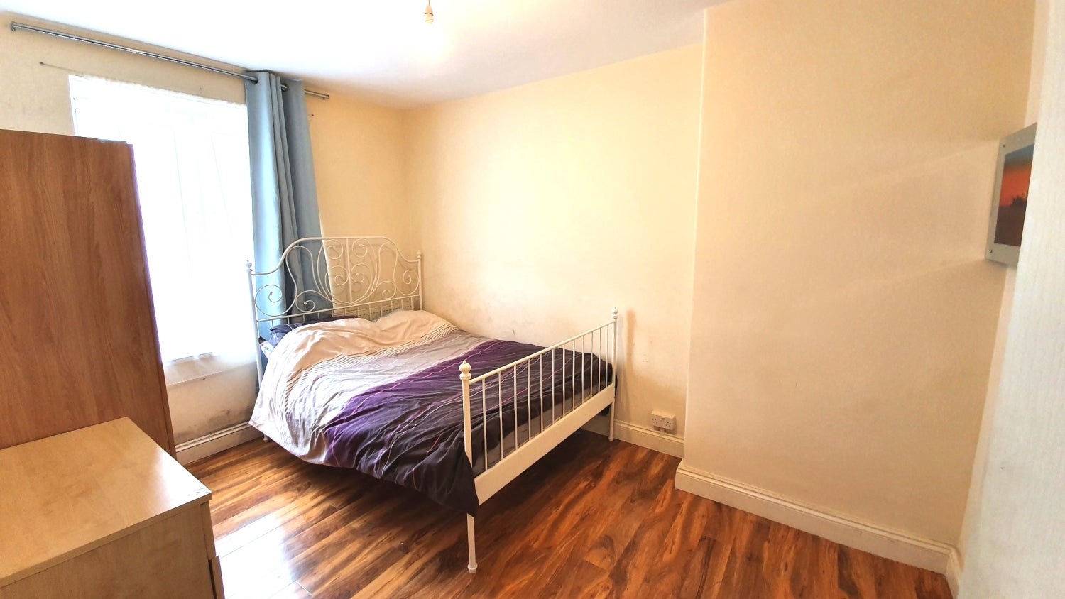 Flat Barnfield Gardens in Greater London