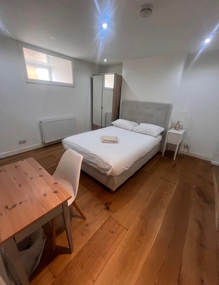Room Romford Road in Greater London