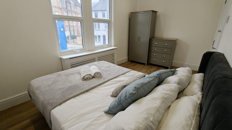 Room Amies Street in Greater London