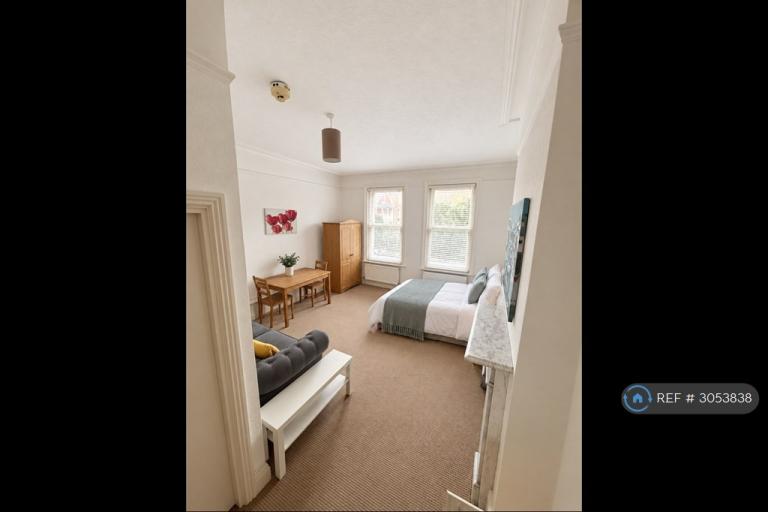 Room Knole Road in Bournemouth