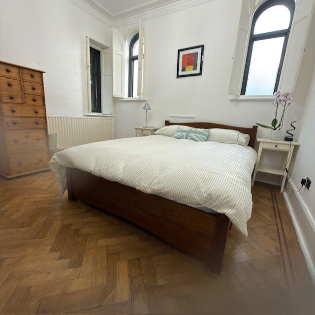 Room Bromley Road in Greater London