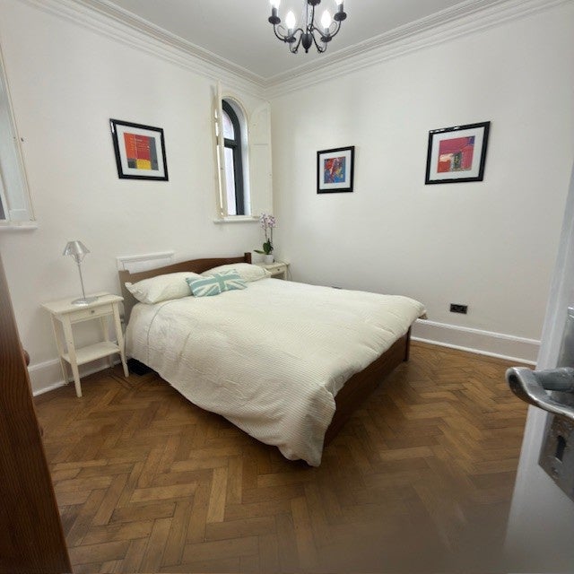 Room Bromley Road in Greater London