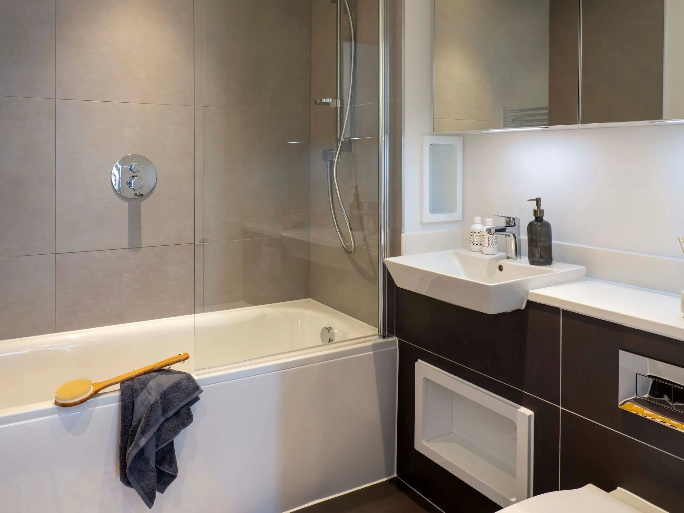 Flat New Lion Way in Greater London