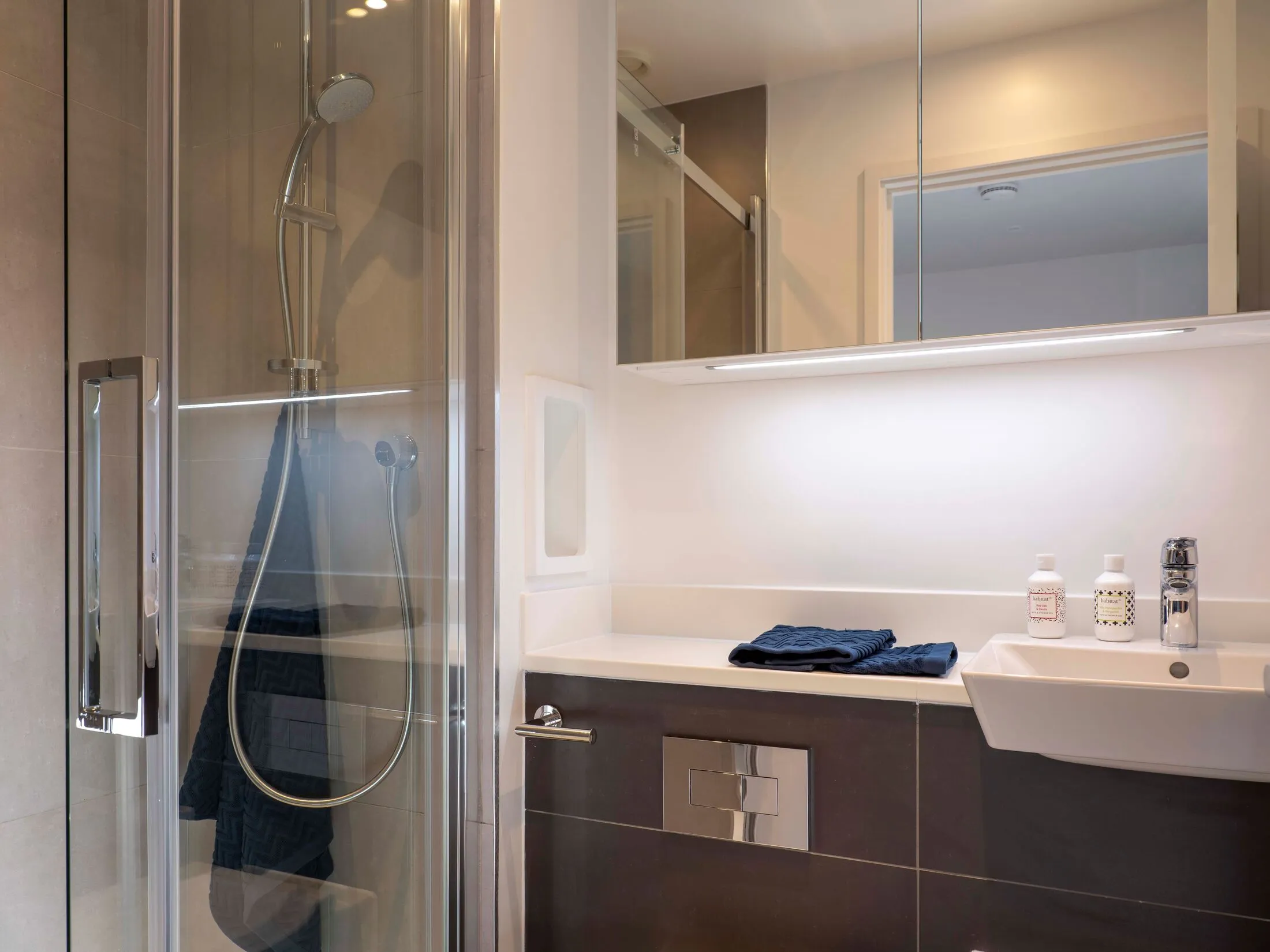 Flat New Lion Way in Greater London