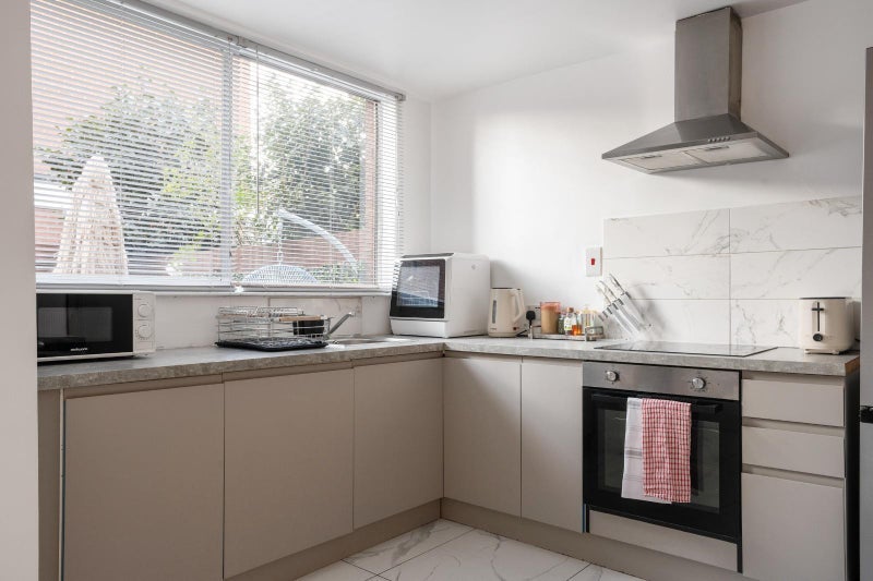Room Stuart Road in Greater London